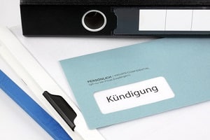 Die ordentliche Kündigung von einem Arbeitsverhältnis muss schriftlich innerhalb der Kündigungsfrist erfolgen.