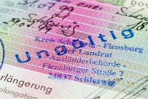 AufenthV: Bestimmungen zum Visum bzw. Aufenthaltstitel sind in der Verordnung zu finden.
