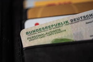 Nach Aushändigung der Einbürgerungsurkunde können Sie einen Personalausweis beantragen