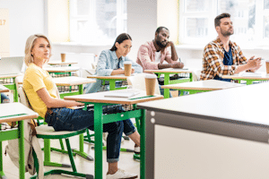 Die Ausländerbehörde stellt den Berechtigungsschein für den Integrationskurs aus.