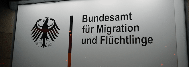 Das Bundesamt für Migration und Flüchtlinge (BAMF) ist in Deutschland für die Prüfung von Asylanträgen, den Flüchtlingsschutz und die Integration von Migranten zuständig.