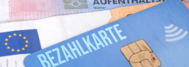 Die Bezahlkarte für Asylbewerber: Was ist das genau? Wann kommt die Bezahlkarte für Flüchtlinge? Und welche Erfahrungen konnten die Bundesländer bereits damit machen?