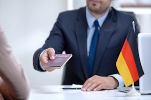 Tatsächlich wird die deutsche Staatsbürgerschaft erst nach drei Jahren Ehe, bzw. rechtmäßigem Aufenthalt im Land verliehen