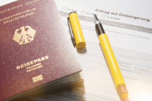 Doppelte Staatsbürgerschaft in der Türkei und Deutschland: Eine Voraussetzung für den Antrag ist, ein aktuelles Ausweisdokument vorzulegen.