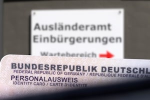 Grauer Pass für Ausländer. Eine Einbürgerung ist nur mit diesem meist nicht möglich.