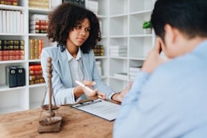 Das Kündigungsschutzgesetz dient, einfach erklärt, dazu, Arbeitnehmer vor willkürlichen Kündigungen zu schützen.