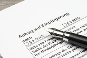 Nach Aufgabe der deutschen Staatsangehörigkeit aufgrund der Optionspflicht: Eine erleichterte Einbürgerung ermöglicht nun die Mehrstaatigkeit.