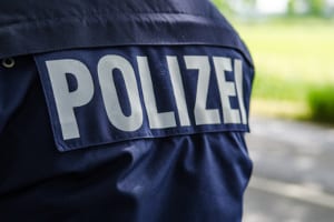 Laut einem Urteil des BVerfG können die Bundesländer Polizeikosten für Bundesligaspiele bei den Vereinen in Rechnung stellen.