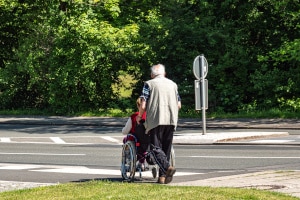 Das Versorgungsamt kann auf dem Dokument vermerken, dass Sie eine Begleitperson brauchen, wenn Sie den Schwerbehindertenausweis beantragen.