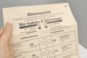 Die zum Teil mangelhafte Gleichbehandlung aller Wählerstimmen ist im Urteil zur Wahlrechtsreform ein zentraler Kritikpunkt des BVerfG.